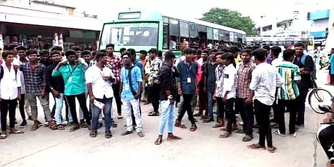 ஆரணி: பேருந்து வசதி கேட்டு அரசு பேருந்தை சிறை பிடித்த கல்லூரி மாணவர்கள்