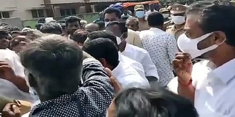 திண்டுக்கல்: மாணவி மர்ம மரணம் - உடலை வாங்க மறுத்து உறவினர்கள் வாக்குவாதம்