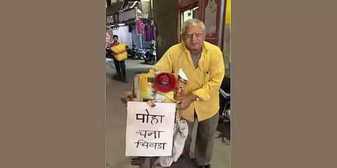 வாழ்வாதாரத்திற்காக சைக்கிளில் பொரி விற்கும் 70 வயது தாத்தாவின் கதை: இணையத்தில் வைரல்