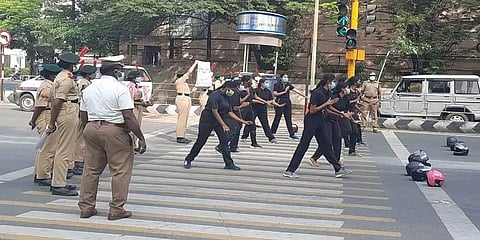 போக்குவரத்து விதிகளை பொதுமக்கள் கடைபிடிக்க வலியுறுத்தி விழிப்புணர்வு நடனம்