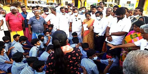 கோவை: பாலியல் தொல்லை செய்த ஆசிரியரை கைது செய்யக்கோரி மாணவர்கள் சாலை மறியல்