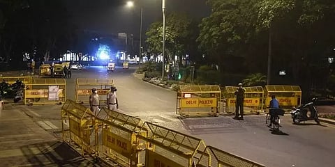 டெல்லி - இரவு நேர ஊரடங்கால் வெறிச்சோடிய சாலைகள்