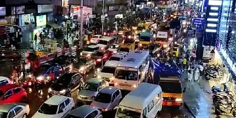 ”அடுத்த 3 மணி நேரத்துக்கு சென்னை உட்பட 4 மாவட்டங்களில் கனமழை தொடரும்”- வானிலை மையம்