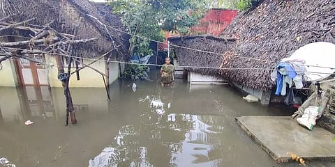 பூந்தமல்லியில் வீடுகளை சூழ்ந்த மழைவெள்ளம்; கழிவுநீருடன் கலந்ததால் நோய்த்தொற்று அபாயம்
