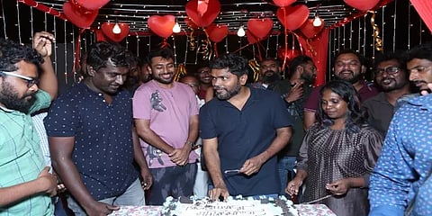 பா.ரஞ்சித்தின் ’நட்சத்திரம் நகர்கிறது’ பணிகள் நிறைவு: கேக் வெட்டிக் கொண்டாடிய படக்குழு