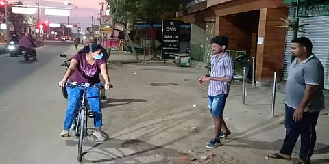 ஊரடங்கு விதிகள் பின்பற்றப்படுகிறதா? - சைக்கிளில் சென்று ஆய்வு செய்த புதுக்கோட்டை ஆட்சியர்