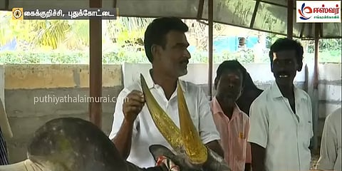 அலங்காநல்லூரை அதிர வைத்த புல்லட் காளை - 5 நிமிடங்கள் தொடவிடாமல் போக்கு காட்டிய காளை