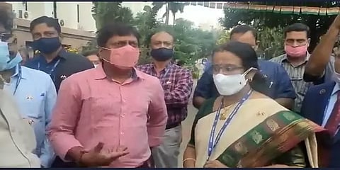 தமிழ்த்தாய் வாழ்த்துக்கு எழுந்து நிற்காத சென்னை ரிசர்வ் வங்கி அதிகாரிகள் - சலசலப்பு