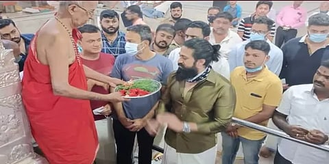 ஆனைகுட்டே விநாயகர் கோவிலில் வழிபாடு செய்த நடிகர் யஷ்