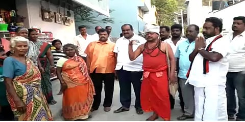 குடுகுடுப்பைக்காரர் வேடமணிந்து வாக்கு சேகரிப்பில் ஈடுபட்ட திமுகவினர்