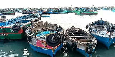 ராமேஸ்வரம்: 11 மீனவர்களை விடுவிக்கக் கோரி காலவரையற்ற வேலை நிறுத்தம்