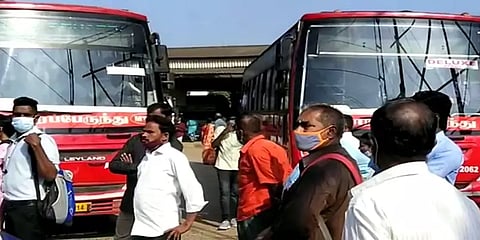 சரியான நேரத்திற்கு வருவதில்லை: அரசு பேருந்துகளை சிறைபிடித்த பொது மக்கள்