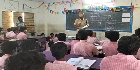 பள்ளி மாணவர்களுக்கு பாடம் நடத்திய கள்ளக்குறிச்சி எஸ்.பி.