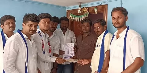 ”பாதாள சாக்கடை பிரச்னைக்கு தீர்வு அளிப்போம்”- தீவிர பரப்புரையில் விஜய் மக்கள் இயக்கத்தினர்