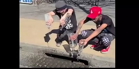 "ரோஷமான மதுப்பிரியர்கள்" ரஷ்ய வோட்காவை சாக்கடையில் ஊற்றிய அமெரிக்கர்கள்