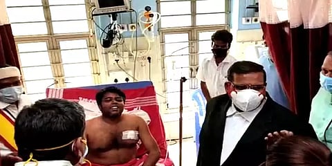 சேலம்: நீதிமன்ற வளாகத்திலேயே நீதிபதியை கத்தியால் குத்திய அலுவலக ஊழியர்