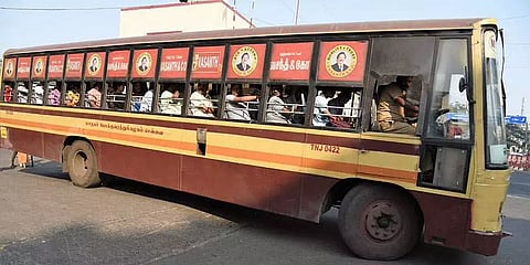 ‘டிக்கெட்லா எடுக்க முடியாது’ - அரசு பேருந்தின் கண்ணாடியை உடைத்துவிட்டு தப்பிய போதை ஆசாமி