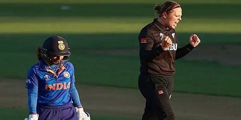 நியூசிலாந்துக்கு எதிராக இந்திய மகளிர் அணி தோற்றது எப்படி? ஆட்டம் மாறியது எங்கே?