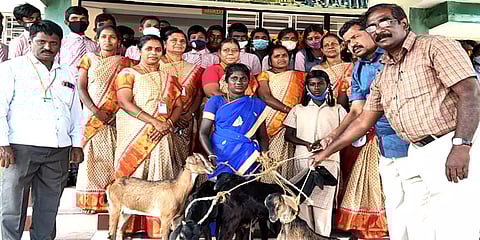 பள்ளி மாணவியின் குடும்பம் வறுமையை போக்க ஆசிரியர்கள் எடுத்த மனிதநேய செயல்