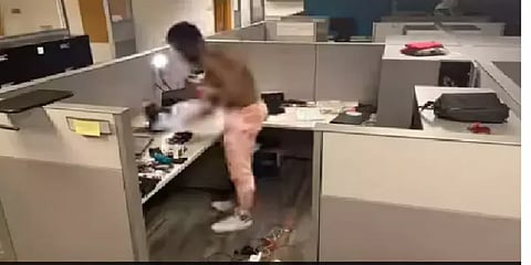 'எனக்கு வேற வழி தெரியல' - அலுவலகத்தில் குடியேறிய ஊழியர்: என்ன காரணம்?