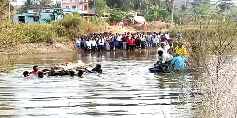 சுடுகாட்டுக்குச் செல்ல பாலம் இன்றி சடலத்தை தண்ணீரில் நீந்தியபடி கொண்டு செல்லும் அவலம்