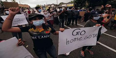 'திரும்பப்பெறப்பட்ட அவசர நிலை; அத்தியாவசிய தேவையில் மக்கள்' - இலங்கையில் அரசியல் குழப்பம்