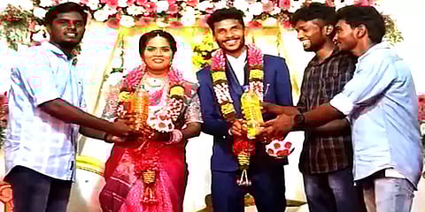 மணமக்களுக்கு பெட்ரோல் டீசலை 'கிஃப்ட்' வழங்கிய நண்பர்கள்