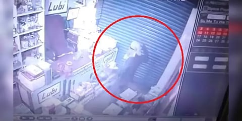 ஹார்ட்வேர் கடையில் கொள்ளையடித்துவிட்டு நடனமாடிய திருடன்! வீடியோ வைரல்