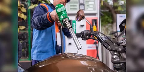 பெட்ரோல் மீது அதிக வரி விதிப்பது மத்திய அரசா? மாநில அரசா? விரிவான அலசல்!