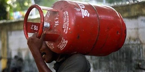 வீட்டு உபயோக சிலிண்டர் விலை உயர்வு- எவ்வளவு தெரியுமா?