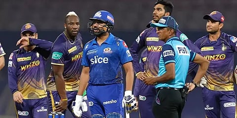 மும்பை அணி தோல்வி... பிளே ஆஃப் ரேஸில் தொடரும் கொல்கத்தா