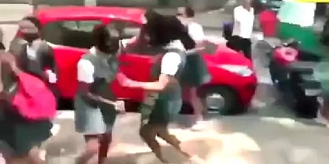 பெங்களூரூ: சாலையில் சண்டை போட்ட தனியார் பள்ளி மாணவிகள் - வைரல் வீடியோ