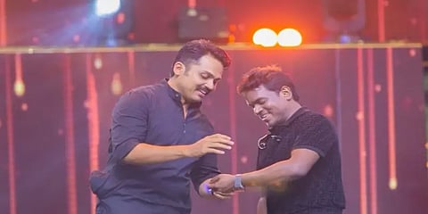 25 ஆண்டு கால இசைப்பயணம் : யுவனுக்கு வாட்ச் பரிசளித்த நடிகர் கார்த்தி