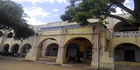 +2 பொதுத்தேர்வு வினாத்தாள் மாறியதால் மறு தேர்வு: 2 ஆசிரியர்கள் 'சஸ்பெண்ட்'