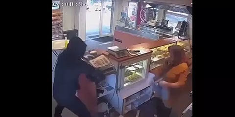 கத்தியுடன் புகுந்த திருடனை துண்டால் லாக் செய்து விரட்டிய துணிச்சல் பெண்! வீடியோ வைரல்