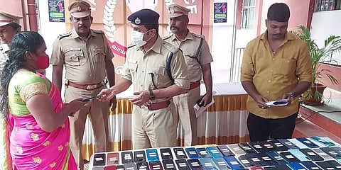 அதிரடியாய் மீட்கப்பட்ட செல்போன்கள்..போலீசாரின் நேர்மையை பார்த்து சிலிர்த்து போன பொதுமக்கள்