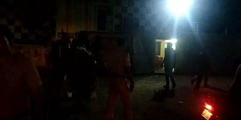 மனைவிக்கு பாலியல் தொல்லை - வேடிக்கை பார்த்த போலீசாருக்கு ’கனத்த நன்றி’ கூறி நகர்ந்த நபர்