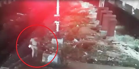 ரயிலில் போதை ஆசாமியால் பெண் காவலருக்கு கத்திக்குத்து - தப்பித்து ஓடும் சிசிடிவி காட்சிகள்!