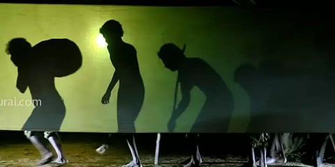 புதுவித மொழியில் பார்வையாளர்களை மிரட்டும் விசித்திர நாடகம்! அசத்தும் 'மணல் மகுடி' குழு!