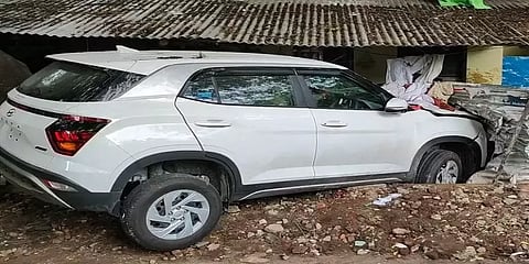 மதுபோதையில் காரை வீட்டிற்குள் விட்ட ஓட்டுநர்.! உள்ளிருந்தோர் அலறியடித்து ஓட்டம்!