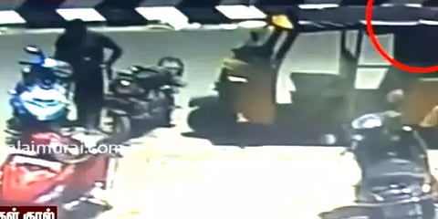 முதியவரை திசை திருப்பி ரூ.2 லட்சம் கொள்ளை: கொள்ளையர்களை தேடும் போலீசார்!