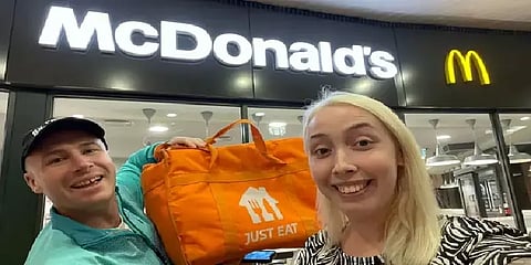 இதுதான் ஸ்மார்ட் வொர்க்கா? - ஃபுட் டெலிவரி செய்து வாரத்துக்கு 90,000 ஈட்டும் லண்டன் பெண்!