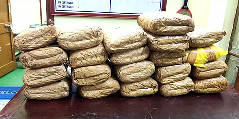 கரூர்: வாகன சோதனையில் சிக்கிய 42 கிலோ கஞ்சா பறிமுதல் - மூவர் கைது