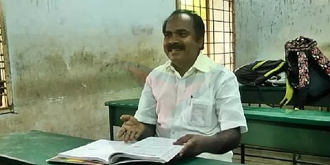 `மீண்டும் பள்ளிக்கு போகலாம்...'-தான் படித்த பள்ளி வகுப்பறையில் அமைச்சர் மெய்யநாதன்