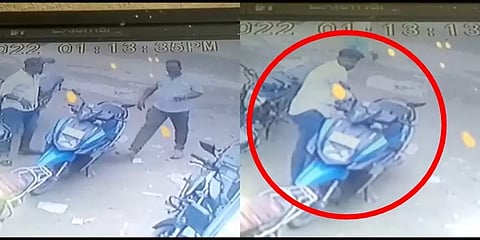 பட்டப்பகலில் பைக்கில் இருந்த பணத்தை திருடிச் சென்ற கொள்ளையர்கள்! பகீர் சிசிடிவி காட்சிகள்