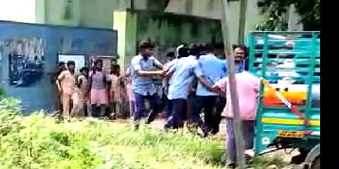 'படியில நிக்காதீங்க உள்ள வாங்க' - அறிவுறுத்திய பேருந்து நடத்துனரை தாக்கிய மாணவர்கள்