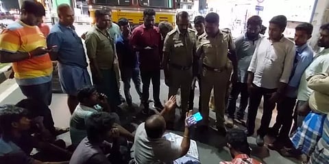 திருப்பூர்: முறையான சிகிச்சை அளிக்கவில்லை-மனைவி இறப்பிற்கு நியாயம் கேட்டு சாலை மறியல்