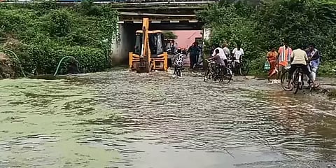 திருப்பத்தூர்: நடுவழியில் தேங்கிய மழைநீரில் திடீரென சிக்கிய பேருந்து; போராடி இழுத்த மக்கள்