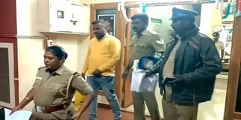 "5 லட்சம் ரூபாய்க்கு 200 தங்க காயின் தருகிறோம்" - வசமாக சிக்கிய கர்நாடக மோசடி இளைஞர்!