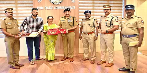 சென்னை: சாலையில் தவறவிட்ட 40 சவரன் தங்க நகை - 2மணி நேரத்தில் மீட்ட போலீசாருக்கு பாராட்டு